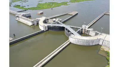Surge barrier
